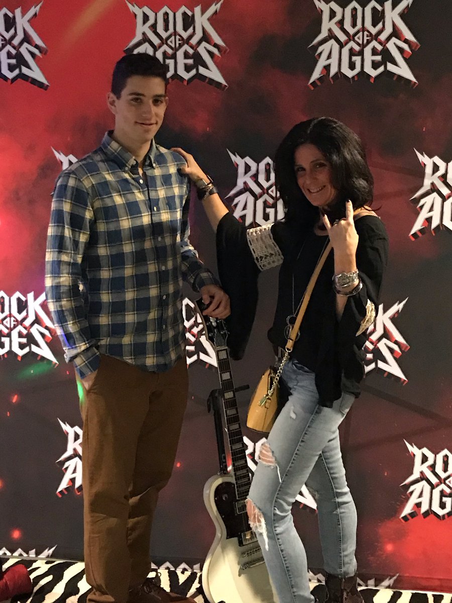 slick144x2's tweet photo. #rockofages #DAngelico https://t.co/m8eRngBLyj
