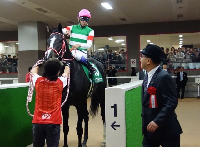 Jko_Harayama's tweet photo. 2016年10月29日、アルテミスステークス。
パドックで、この馬が放つ、シックで華やかな雰囲気がすごく素敵で
「きっとこのお馬さんは、G1を勝つようなすごいお馬さんになるのだろうな」
と思いました。

まさかここまで、とは思いませんでした！

リスグラシュー
年度代表馬おめでとうございます！ https://t.co/37N0QJEsxD