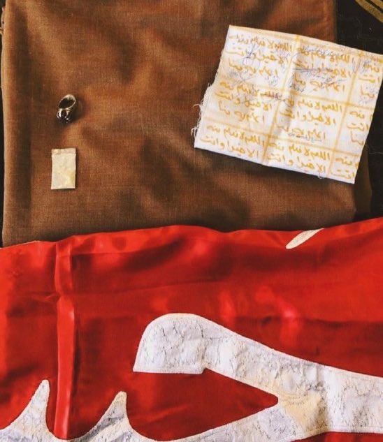 MohamadAhwaze's tweet image. ليست مزحة - وفقا لوسائل الإعلام في إيران : يدفن مع سليماني عباءة المرشد وخاتم سليماني وتربة كربلاء، وورقة موقعة من قبل خامنئي ونصر الله كشهود على حسن شخصية سليماني ..هذي طريقة فرعونية .!