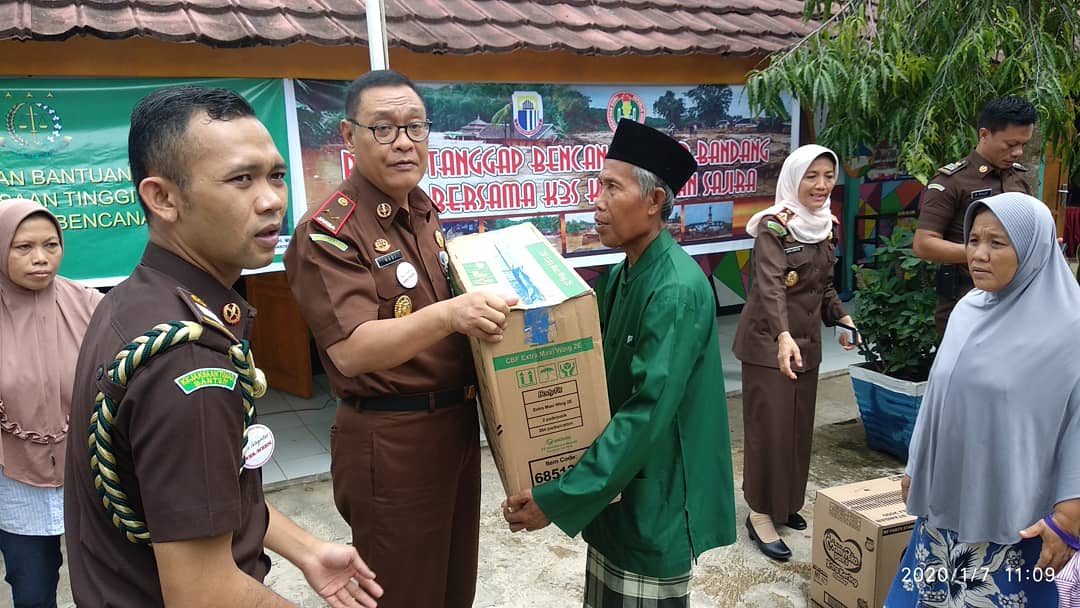 hadiholil's tweet photo. Kajati Banten Rudi Prabowo Aji serahkan bantuan peduli korban bencana alam kepada perwakilan korban bencana alam banjir di kecamatan Sajira Kabupaten Lebak
#kejaksaan.ri
#puspenkumkejaksaan.ri https://t.co/16PzP2MNh6