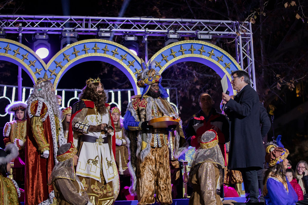 ArcoirisLS's tweet image. 📺 Iluminando la noche más mágica del año, la retransmisión de @tv3cat de la llegada de sus majestades de los reyes magos a Martorell. 👑 🐪 🌠
📸: @AjuntaMartorell
#cavalcadatv3 #tv3 #ReisMags #ReyesMagos  #arcoirislightingsystems #arcoirislighting #light #iluminaciontv #led