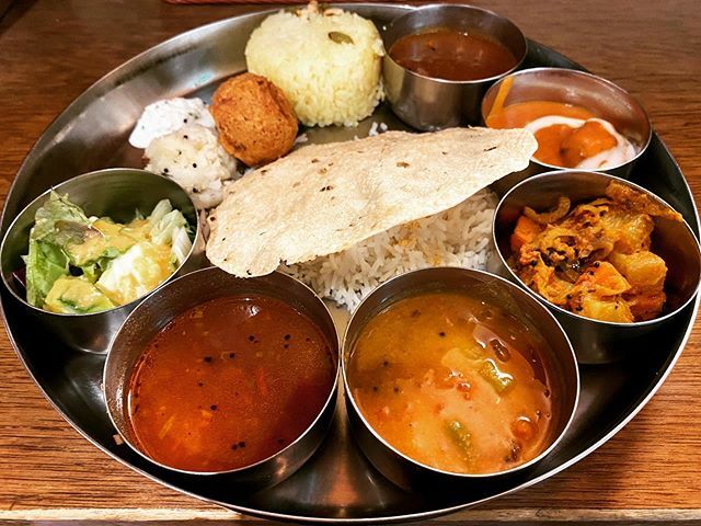 食い過ぎて胃腸が弱ってるのでカレー入れます。普通のカレーはベホイミと同等だけど"エリックミールス"はベホマ。全回復。
#東京駅グルメ #カレー #カリー #ミールス #ラッサム #パパド #サンバル #エリックサウス #エリックサウス八重洲店 ift.tt/39LMSI4