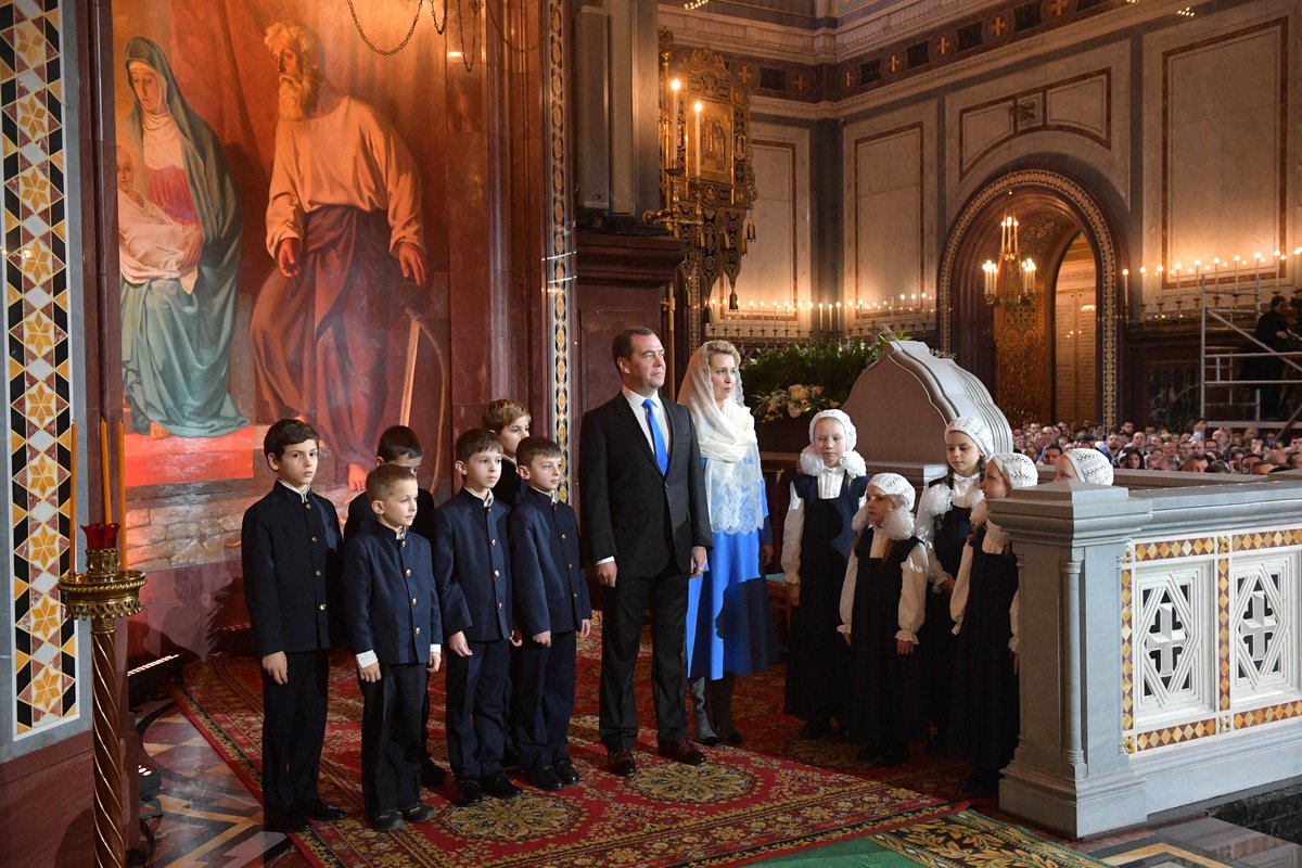 Путин и медведев со свечками в храме Путин и медведев со свечками в храме