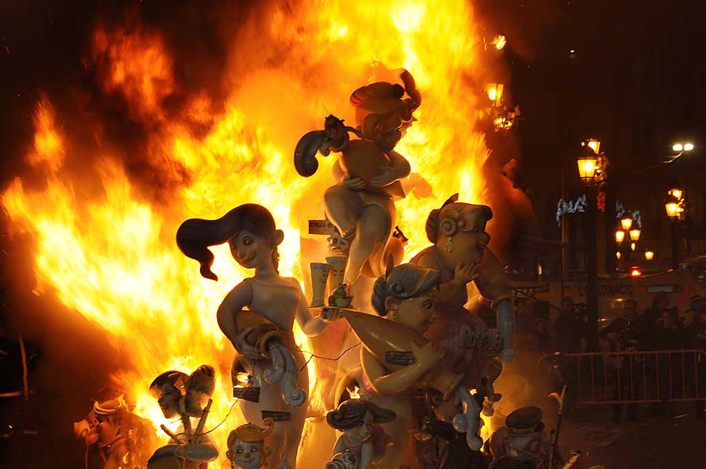 FRentals_en's tweet photo. Is 2020 the year you will make it to Valencia for the 🔥💥 dates of the year?! This year Las Fallas will start on March 1. 

Check our website for available accommodation to live this tradition up close and personal. 👉https://t.co/a6pS8ziw8i https://t.co/A0X6Achfd8