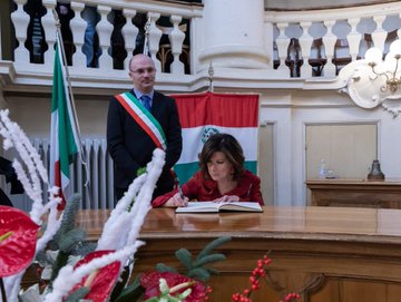 SenatoStampa's tweet photo. #FestaDelTricolore🇮🇹 E' nella Sala consiliare del Comune di
#ReggioEmilia che il #7gennaio1797, su proposta di #GiuseppeCompagnoni, nasce il #Tricolore.📸#SaladelTricolore da mostra #ItaliaCostituzionale (2018) e da visita @Pres_Casellati in occasione 222° anniversario (2019). https://t.co/byB6e1xtWn