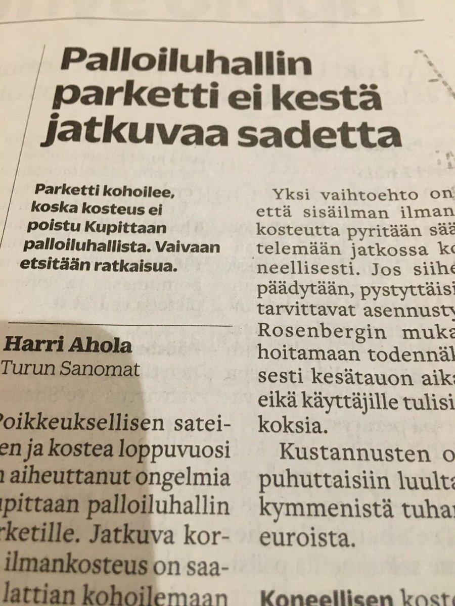 JusJuha's tweet photo. Tuliko Kupittaan palloiluhalliin kuitenkin valittua väärää materiaali ? Gerflor olisi varmasti kestänyt sateita paremmin. #salibandy #Turku #Turkuliikkuu https://t.co/ydTHJZ2Vin