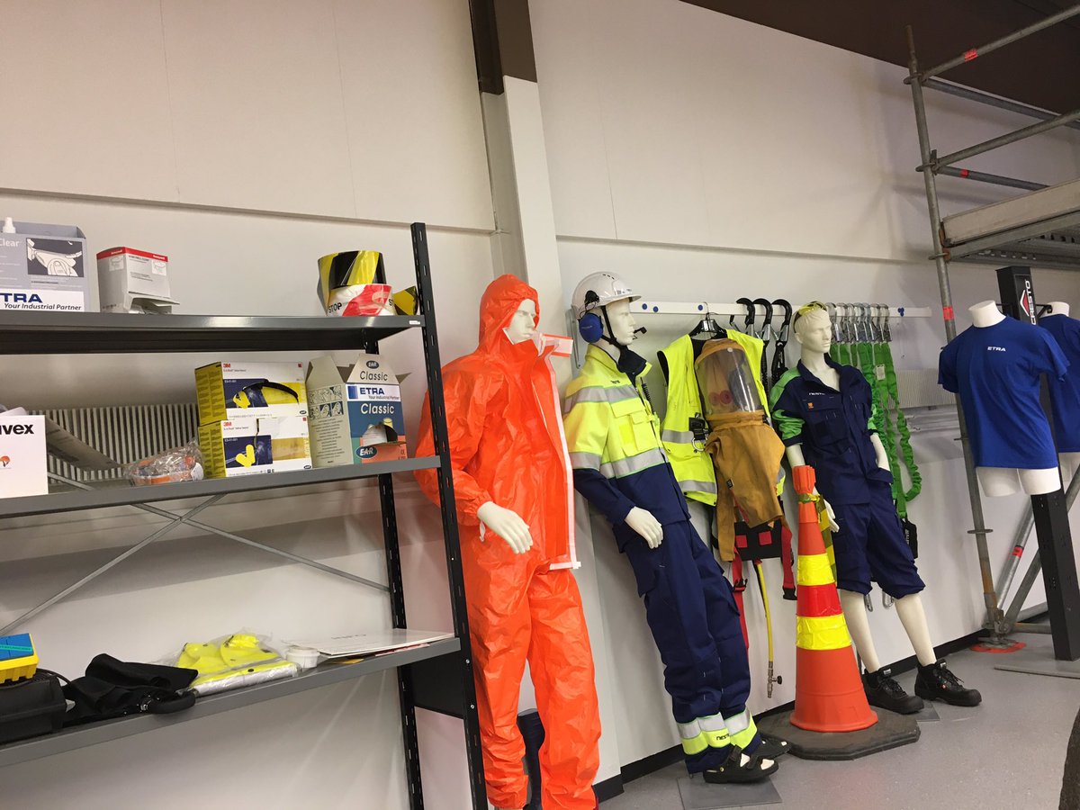 AkerblomSuvi's tweet photo. Vuoden ensimmäinen täydennyskoulutus alkaa just: EA1-kertauskurssi. Porvoon suurseisokkia kohti mennään. #NesteLife #ainavalmis https://t.co/7lacJy9I9T
