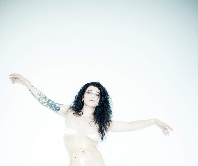 A full shoot with olive oil, who thought being fully lubed up with oil and would be so fun https://t