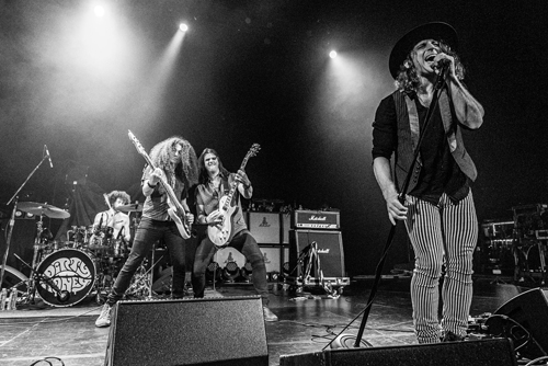 DIRTY HONEY EMBARKS ON THEIR FIRST
SOLO TOUR JANUARY 17TH IN AUSTIN TX
<a href="/DirtyHoneyBand/">Dirty Honey</a> <a href="/DallasConcerts1/">Dallas Concerts</a>

 ABOUT DIRTY HONEY
The sound of  Dirty Honey’s straight-up-no-apologies-no-explanations-needed music has been called "new-fashioned RnR.”  dallasconcerts.com/201910-dirty-h…