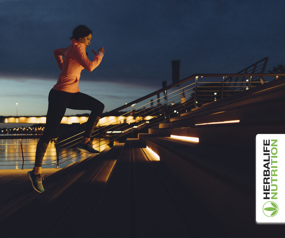 убегает в закат. Evening run 1. пробежка зимой. бег на улице. Evening run 1.