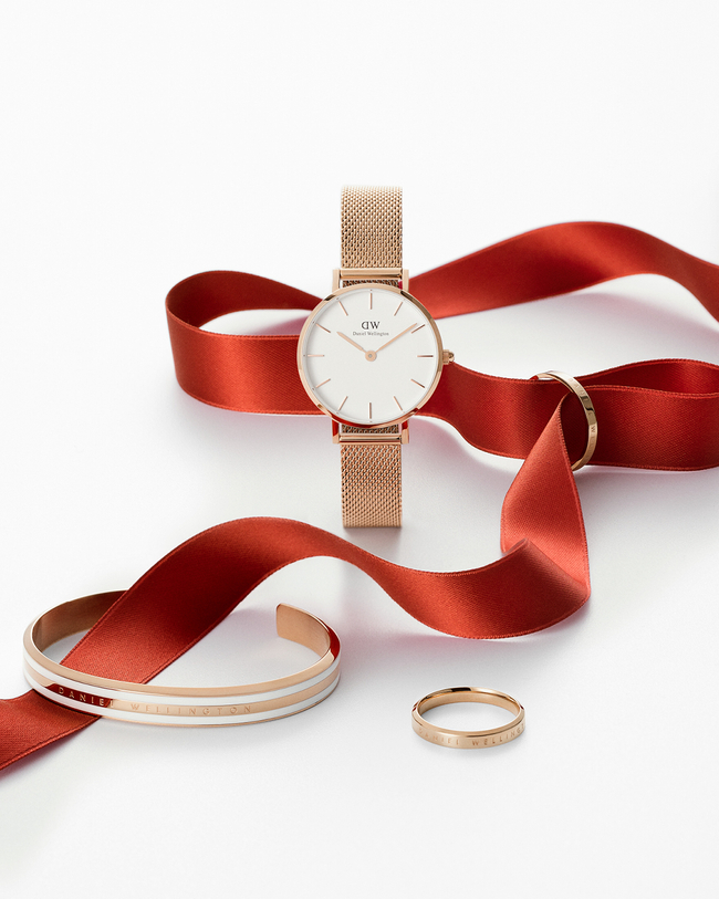 itisDW's tweet photo. Make it yours! Last day to enjoy our holiday offer and get 20% off when buying two products or more. #DWforeveryone #Danielwellington https://t.co/pThuaVwGDc