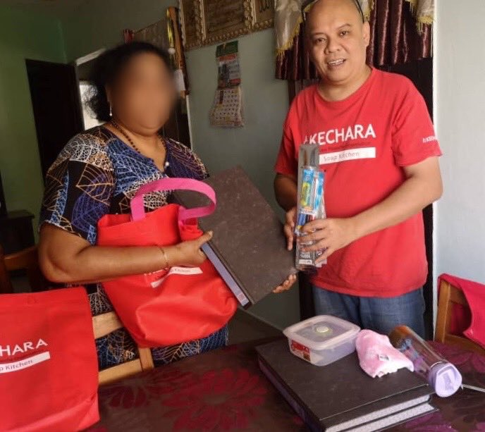 KecharaSoupK's tweet photo. Thank you, Seow Wee for making a difference with us! β€οΈβ€οΈβ€οΈ #Kechara #foodbank #hungerknowsnobarriers #backtoschool #sponsorship https://t.co/bP8XJ7rDF7