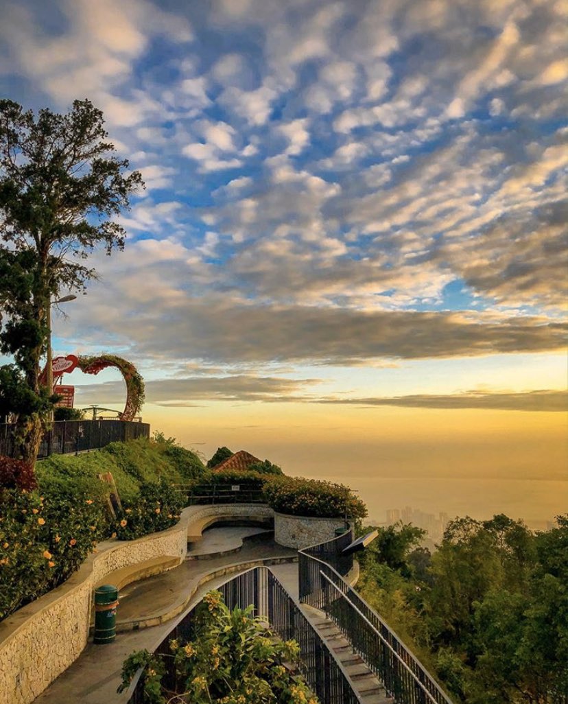 tourplusapp's tweet photo. Beautiful sunrise in Penang! 😍✨🌈 Tag someone you would like to take to catch the sunrise with you ❤️
.
.
📸 @jetevois
.
.
.
#tourplus #penang #sunset #sunshine #summer #sun #malaysia #malaysian #traveltheworld #travelphotography #travel #VisitMalaysia2020 #VM2020 https://t.co/eT3AgLciOS