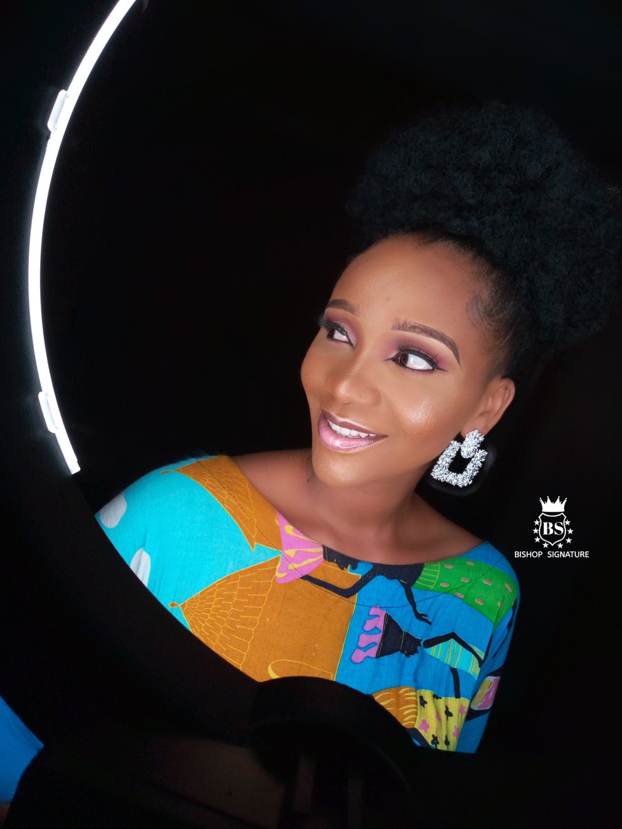 Emmy_OffiXial's tweet photo. @Cutewalterr Hi, my name is Emmanuel of Bishop Signature
I'm a freelance makeup and gele artist based in Warri, Nigeria and Available to travel. 

#ViralitySME
Our IG page https://t.co/APstWGQZvW https://t.co/6P9SBa0OWv