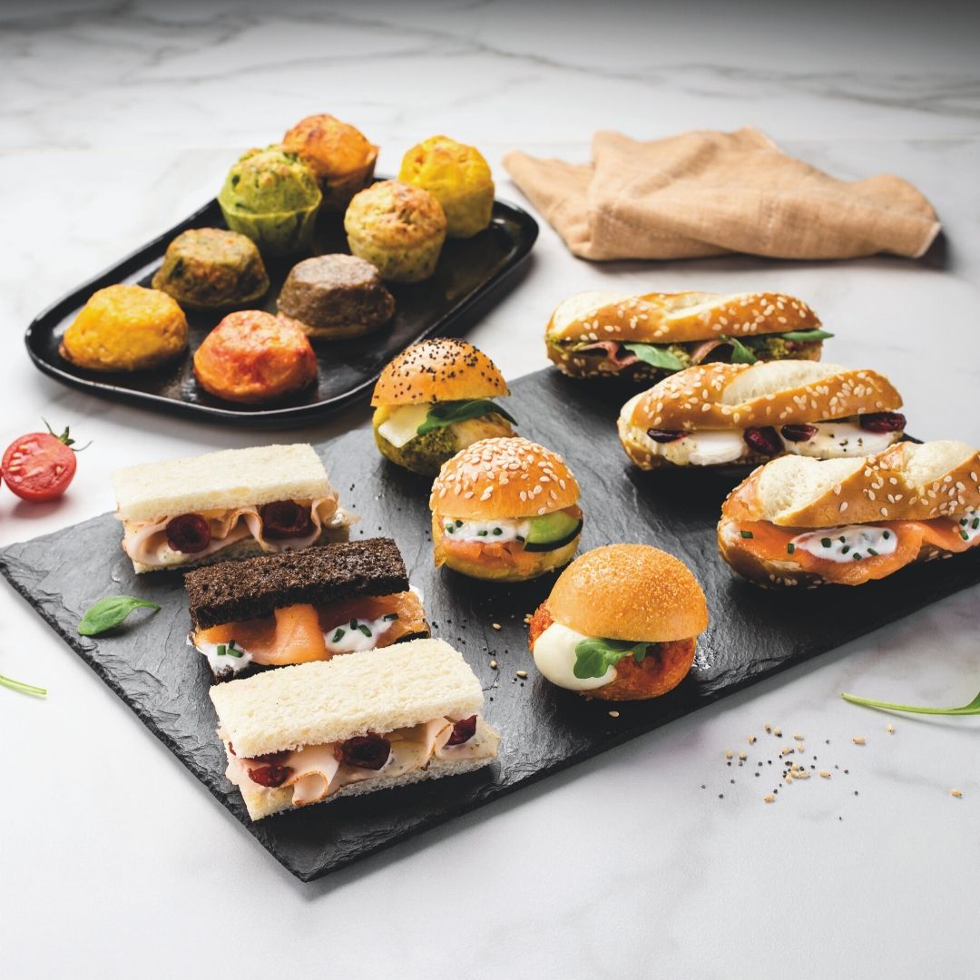 class_croute's tweet photo. Qui dit début d'année, dit voeux d'entreprise 🤝
Fêtez les voeux au bureau grâce à notre service traiteur, et commencez l'année en beauté !
Découvrez vite sur notre site internet toute notre offre de cocktails salés et sucrés 👉 https://t.co/3yVuPWt6hZ https://t.co/eCYw7EOjc1