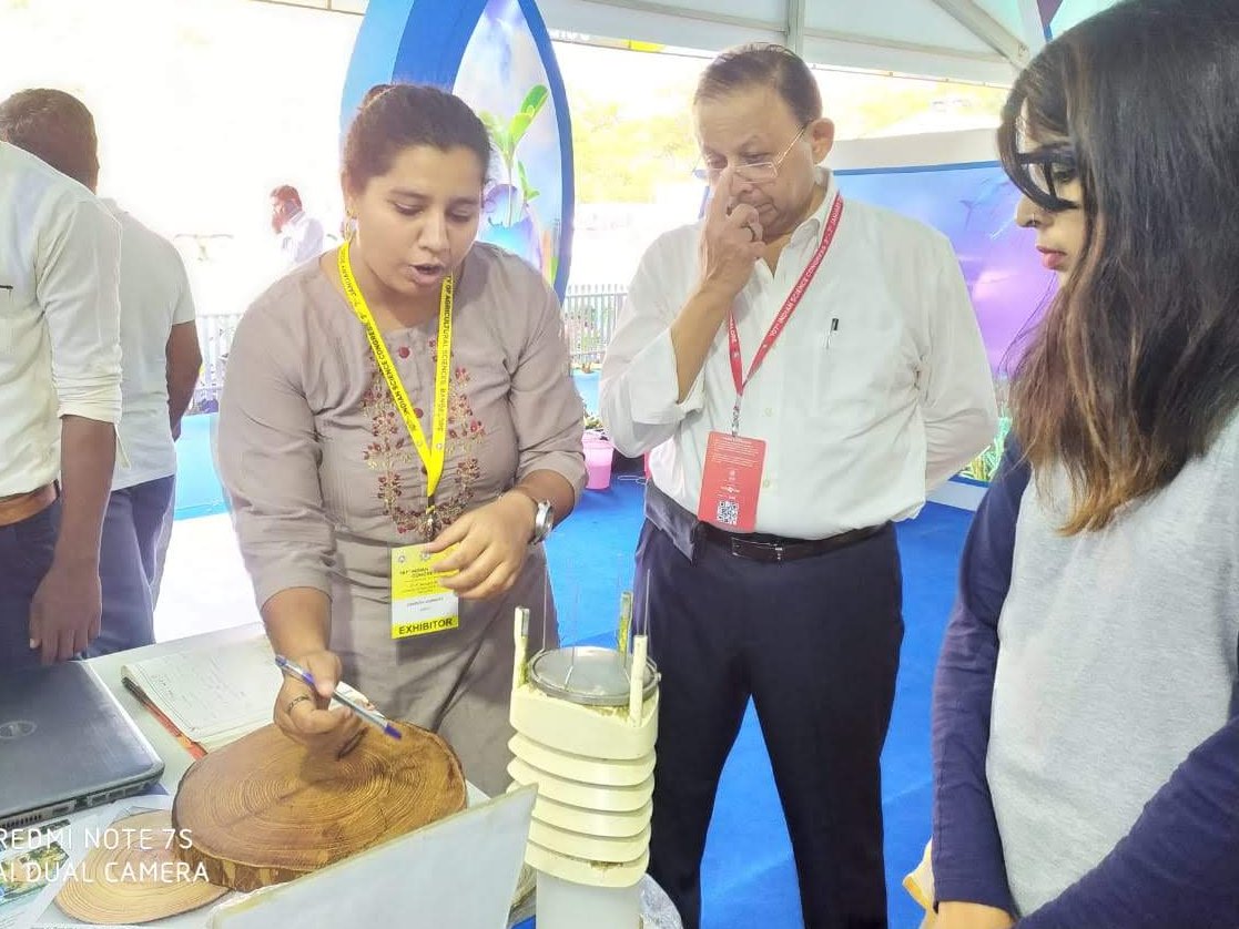 iitmpune's tweet photo. @moesgoi @isc2020 @rajeevan61 A few more glimpses at #ISC2020 while Dr Vidya Pawar demonstrating a Tree ring Sample, demo of a mobile app #damini developed by @iitmpune @Isc2020 https://t.co/vaYu5nctZs