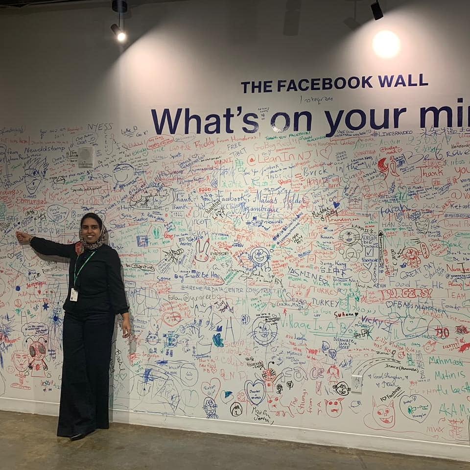 salma_grb's tweet photo. #techwomen19 
We had a  workshop inside Facebook HQ, we discovered their culture and I signed my name on the Facebook Wall, a real Wall 🥺, we hang out with two young magnificent ladies from #Morocco who were working there.. And had a dinner near to the 🔥.. Apply #techwomen20 https://t.co/NbIJhYX9UP