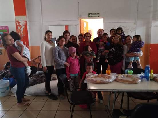 En #CdAcuña el amigo <a href="/SergioGarza65/">Sergio Garza Castillo</a> Les llevó roscas de reyes a migrantes del centro comunitario de #GranjasdelValle
 Ellos muy agradecidos y muy felices. 
Igual recorrió entregando #RoscaDeReyes en los Hospitales 
saludando a los Enfermeros Acuñenses en su Dia
#CsNoticiasAcuña