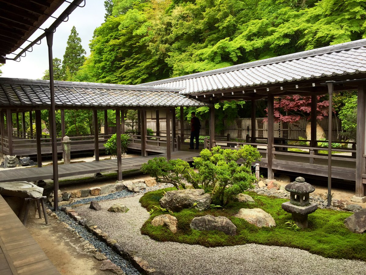 日本庭園メディア おにわさん 中の人 南禅寺庭園 その先も昭和年代に作庭された枯山水庭園 華厳庭 や茶室 窮心亭 池泉鑑賞式庭園 龍吟庭 に その最奥にある茶道宗偏流八世 宗有宗匠 より寄進された茶席 不識庵 比較的近年作庭されたこれまた