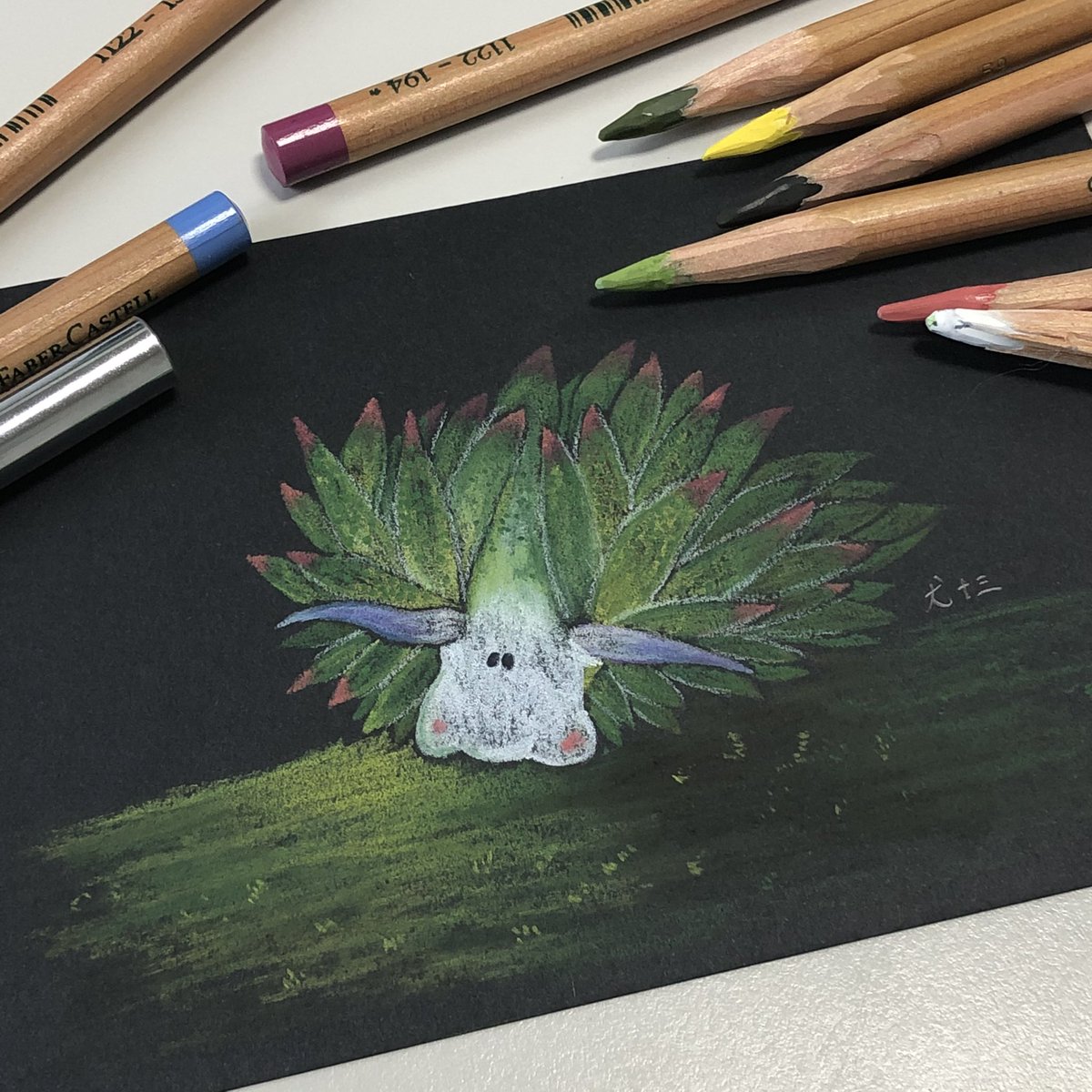 犬十三on Twitter 粉彩的顏色果然飽滿很多 尤其是在黑紙上 但缺點除了滿桌的粉以外 就是噴完保護漆顏色會被吃掉很多 沒有筆的那張是噴漆後 犬十三 Ohgosh13 葉羊