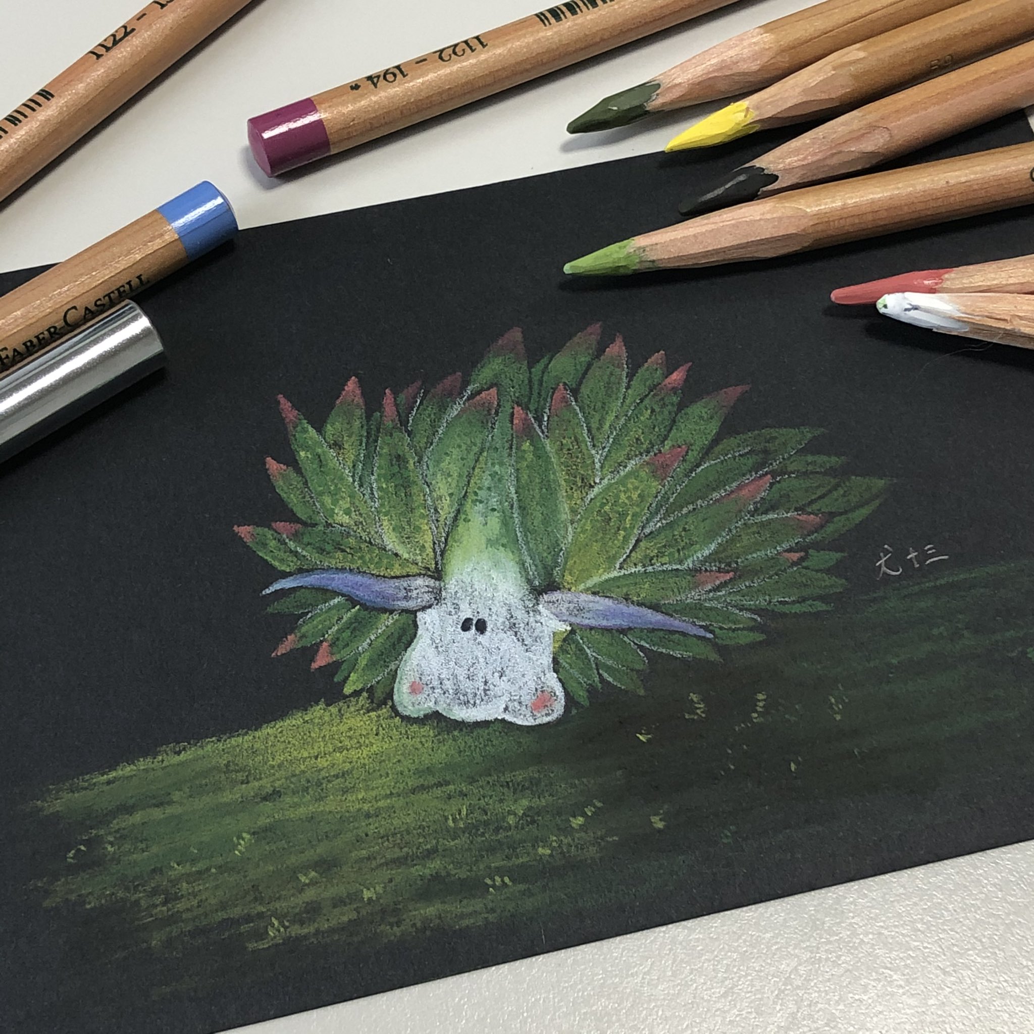 犬十三ar Twitter 粉彩的顏色果然飽滿很多 尤其是在黑紙上 但缺點除了滿桌的粉以外 就是噴完保護漆顏色會被吃掉很多 沒有筆的那張是噴漆後 犬十三 Ohgosh13 葉羊