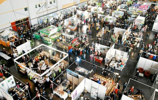 puget_david's tweet image. Quimper se met au vert. 5ème édition du Salon de la bio et du bien-être @BreizhNature du 10 au 12 janvier au Parc Expo @quimpereven. Merci au @TLGQuimper 
Ravi que l’événement continue de progresser et participe à notre démarche éco-responsable avec @Bzhtransition @UNAFapiculture