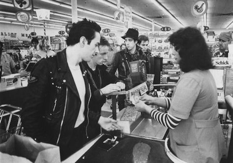 Després de tanta festa,menjar,família i beure tornem amb mes força,ja tenim aquestes dates tancades.
8 de Febrer Casal de Joves(Sant Feliu) 
7 de març Sala Iberia(Sant Feliu)
4 de Juliol Sala Mariscal(L' Estartit)
1,2 Agost Sala Mariscal #RockAndRoll, #TheClash, #ClashCityRockers