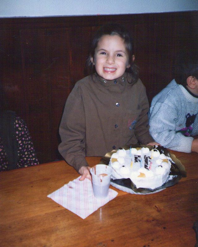 Hoy es mi cumpleaños y al igual que en la foto, el chocolate caliente me sigue chiflando pero solo si es verdaderamente espeso.
.
La carita de ilusión, el brillo en los ojos y la sonrisa que parece que va a romperse por no poder dar más de sí también lo conservo y a todo aquello