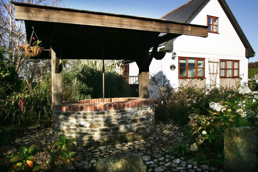 TheHolidayCots's tweet photo. The lanes around the beautifully converted Wishing Well Cottage are perfect for leisurely strolls with your dog! πΎ
ποΈ Sleeps 1-5
https://t.co/XPE6WgTChp
#Penhallow #Callestick #StAgnes #Cornwall #DogFriendly #HolidayCottage https://t.co/77BiFOrlUA