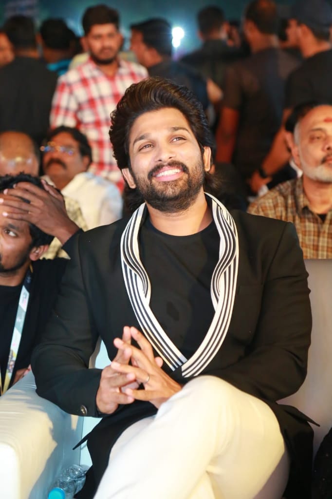 ShivagoudAA's tweet photo. Ramuloo Ramulaa😍🕺#HalfCoatStep
@alluarjun 

#AVPLSensationFromJan12th 
#AlaVaikunthapurramuloo https://t.co/vxI8lqxPpN https://t.co/EZe5e6Mk4K