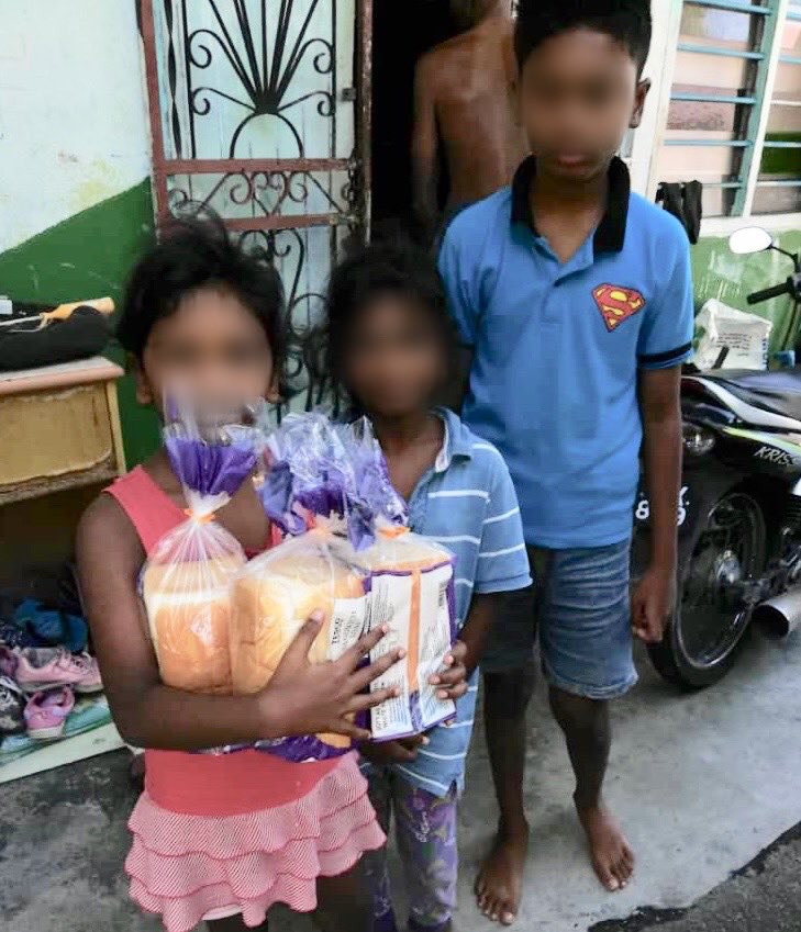 KecharaSoupK's tweet photo. With great support from Tesco Malaysia, we can promote #zerofoodwastage awareness amongst the public by handing out surplus food to underprivileged community. Thank you, Tesco! #Kechara #foodbank #hungerknowsnobarriers https://t.co/Gv8erI5ehJ