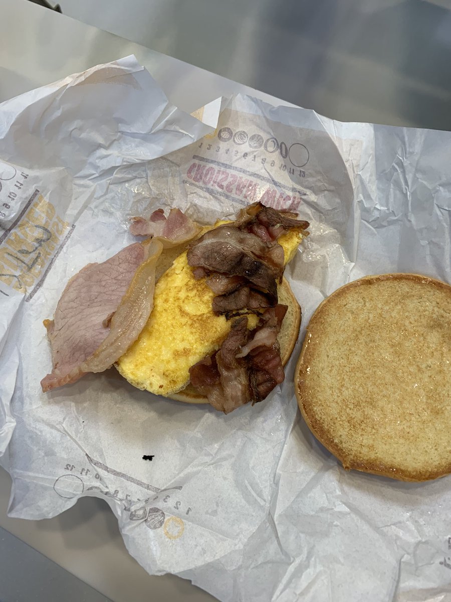 macdonald_jones's tweet photo. @BurgerKingUK Ultimate Breakfast Sandwich.
No sausage. Undercooked bacon. Tiny overcooked bacon.
Mmmmmmmm lovely. https://t.co/z8kVRaEs0m