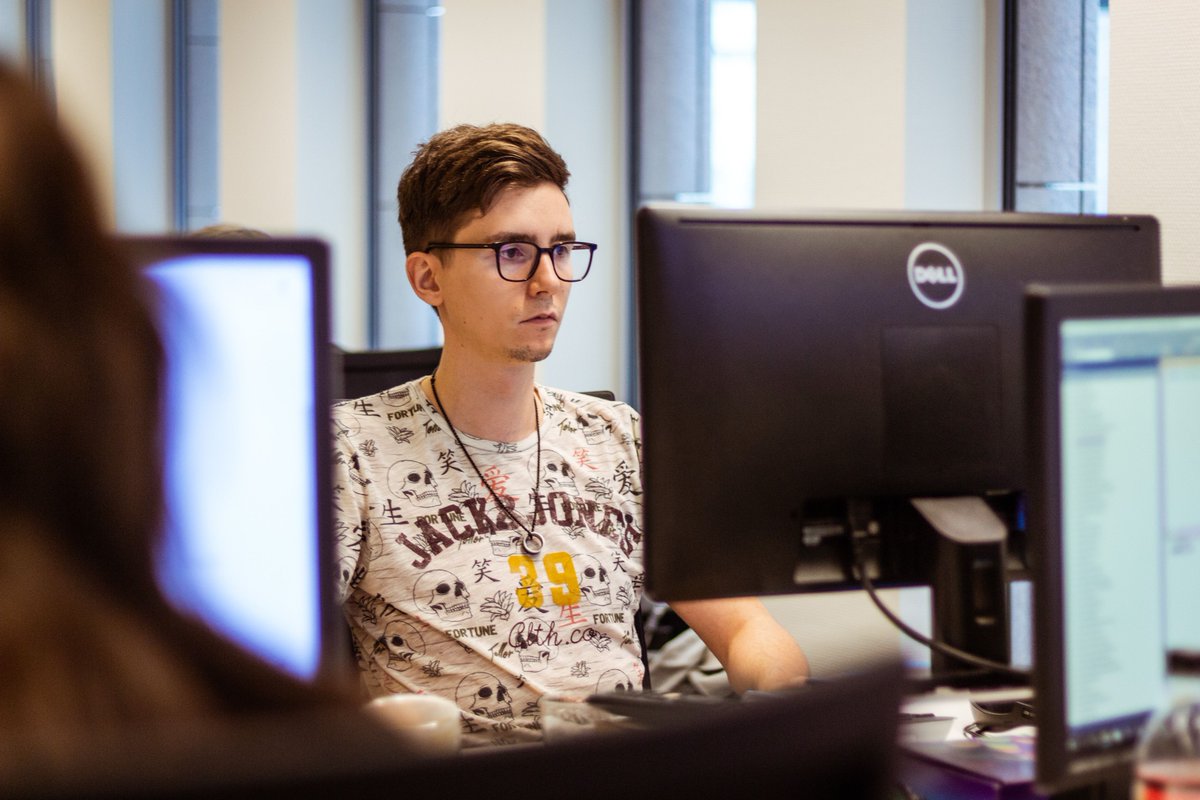 Maak kennis met Dries Callebaut, #SupportEngineer bij Zeticon. 🙋🏻‍♂️  Met veel passie en gedrevenheid waakt hij over de planning en probeert hij de wensen van iedereen zo goed mogelijk te vervullen. 

🔎Benieuw naar zijn verhaal? Lees snel verder via buff.ly/2Pmo8Ou!