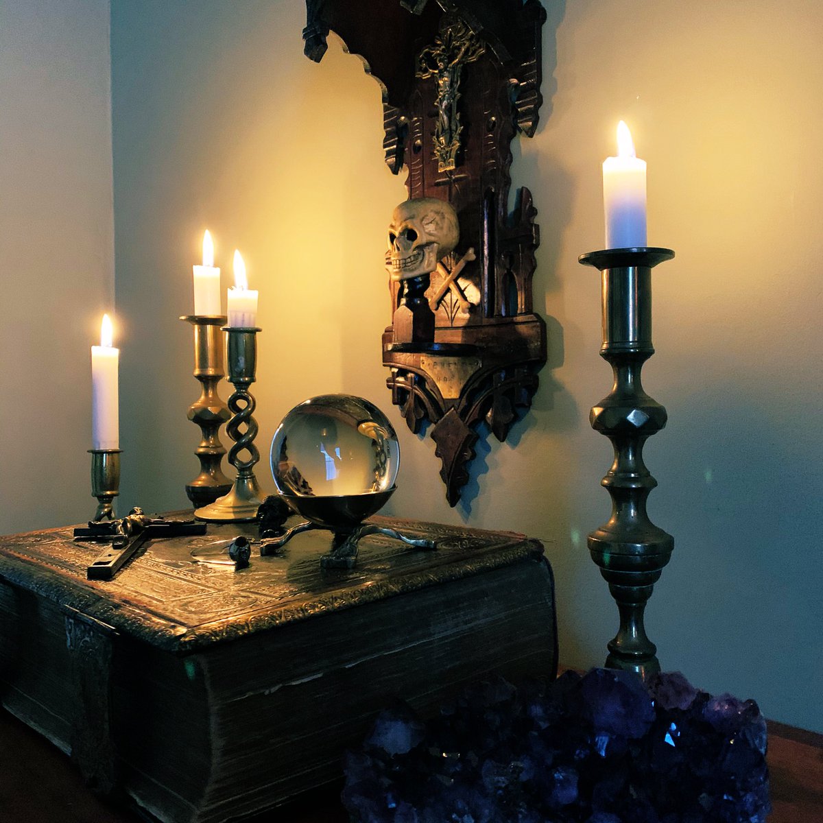 WickedVintageUK's tweet photo. Quite excited about all the new stock I’ve acquired today! Lots of new goodies being listed this week... #Antiques #Vintage #curiosities #ReligiousRelics #Crystals #VintageBooks #Gothic #Macabre #MementoMori #Antiquities #DarkDecor #UniqueTreasures #vintagejewelry etc. https://t.co/sTTN8he6MT