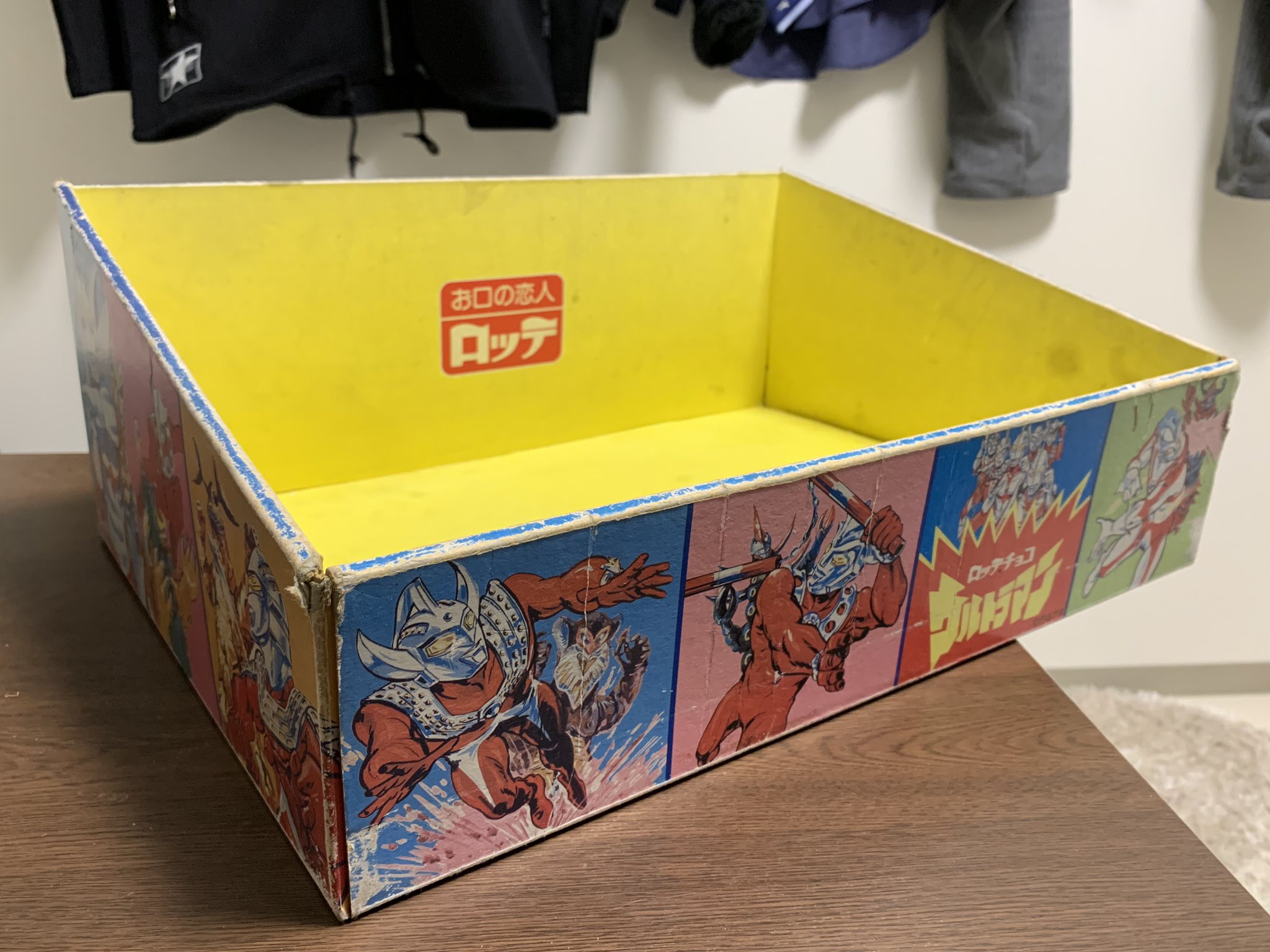 山椒魚ザク 今日の戦利品 ロッテのウルトラマンお菓子用什器 めっちゃ雰囲気よい 絵は何かの使い回しなのかな T Co Csi21p6l7b Twitter