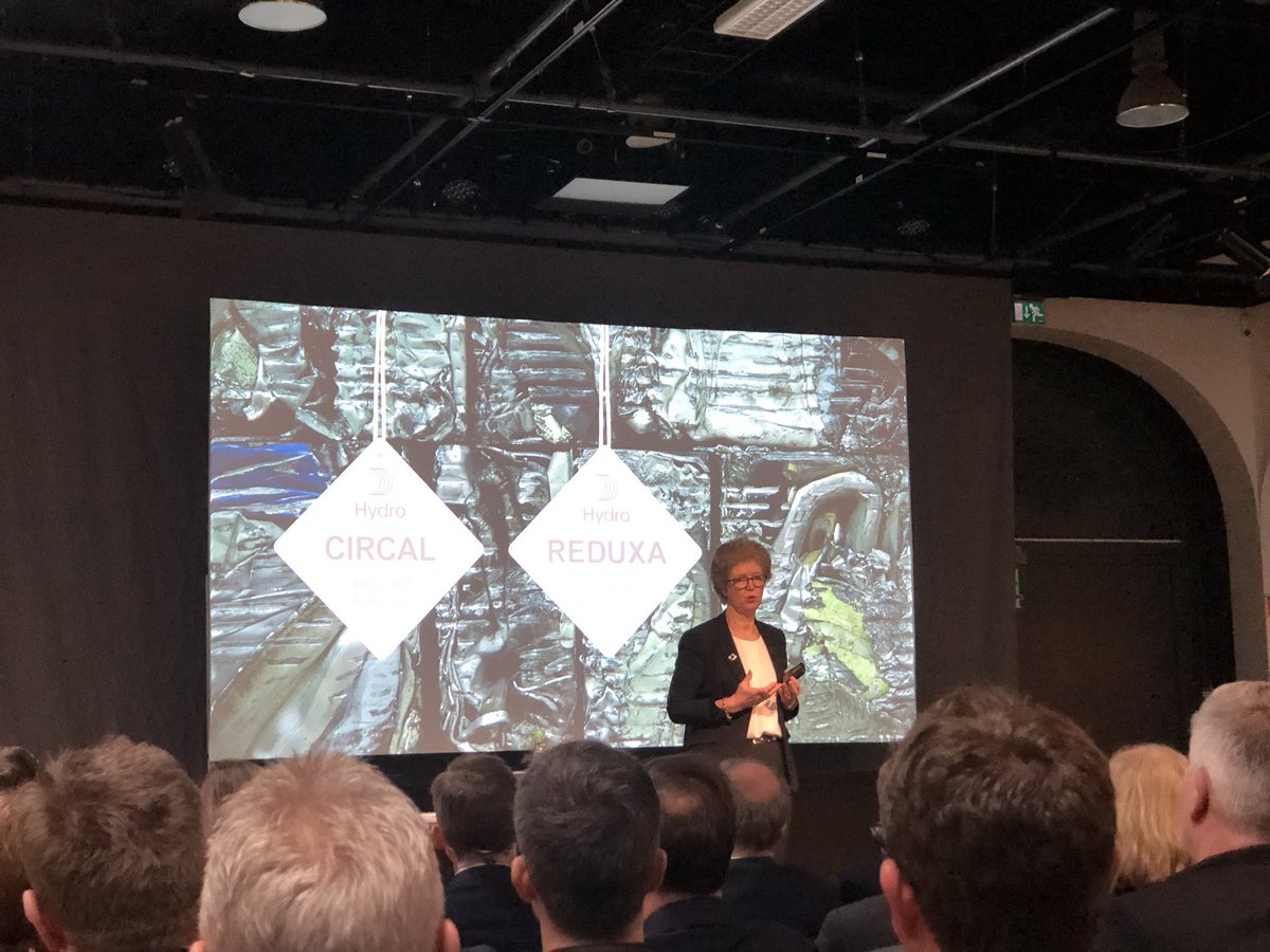 ThereseRdHolm's tweet photo. @NorskHydroASA konsernsjef @AasheimHilde forteller om den store oppmerksomheten lavkarbon-løsningene CIRCAL og REDUXA har fått i markedene #NHseminar2020 #hydro #circal #reduxa #circulareconomy #bærekraft https://t.co/JWYbuk7eTR
