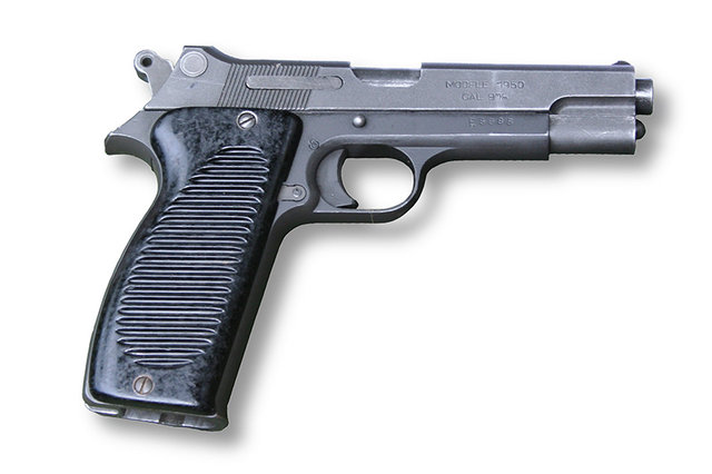 armeedeTerre's tweet photo. Bon, si vous avez trouvé le remplaçant du #FRF2, vous trouverez facilement le remplaçant du #PAMAC50, pistolet semi-automatique développé en 1950 qui équipe nos soldats de l'@armeedeterre. Alors, qui est-il ? https://t.co/6FHIl0IFlC