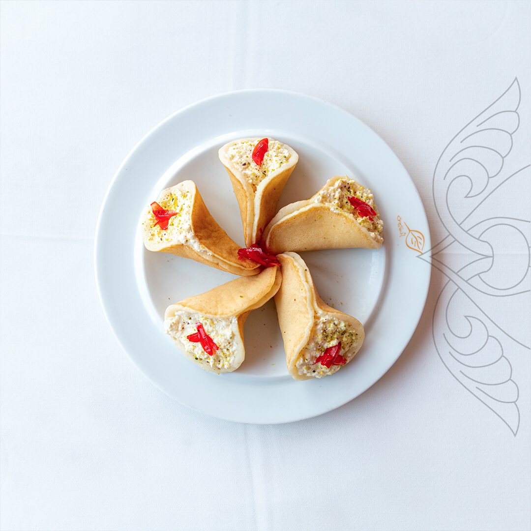 AlMayassKW's tweet photo. منشن صديقك إللي مغروم بحلاوة الجبن من عنا

Mention your friend who is obsessed with our desserts

#almayass #food #kuwait #desserts https://t.co/dQTifOyMJX