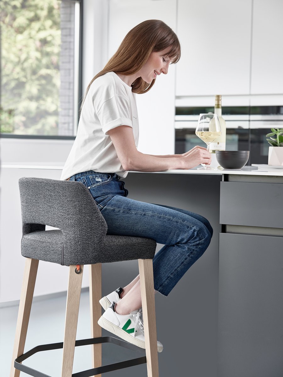 Cosy moments in the kitchen. 🕯🕯
#barstools #lena #thereisnoplacelikehome #fabrics #scala #cosymoments #customization #passionforcreation