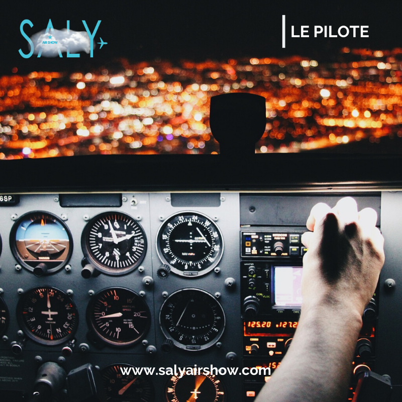 SalyAirShow's tweet photo. A la fin de sa formation, le pilote doit avoir les qualités suivantes:
Maîtrise parfaite de l’anglais pour pouvoir communiquer avec la tour de contrôle ;
Notions de secourisme ;
Réactivité et résistance ;
Bonne condition physique ;
Bon équilibre nerveux ;
Rigueur;
Sang-froid,... https://t.co/pw6cgBT9ZK
