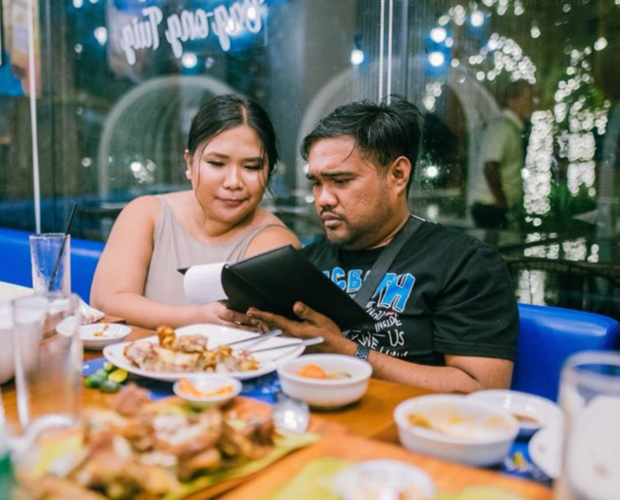 Menikah gak selamanya Fairytale dan hal-hal manis. Pasangan dari PH ini menggambarkan realita rumah tangga dengan lucu di photoshoot prewednya. :') (source: sugbo.ph/2020/true-to-l…)