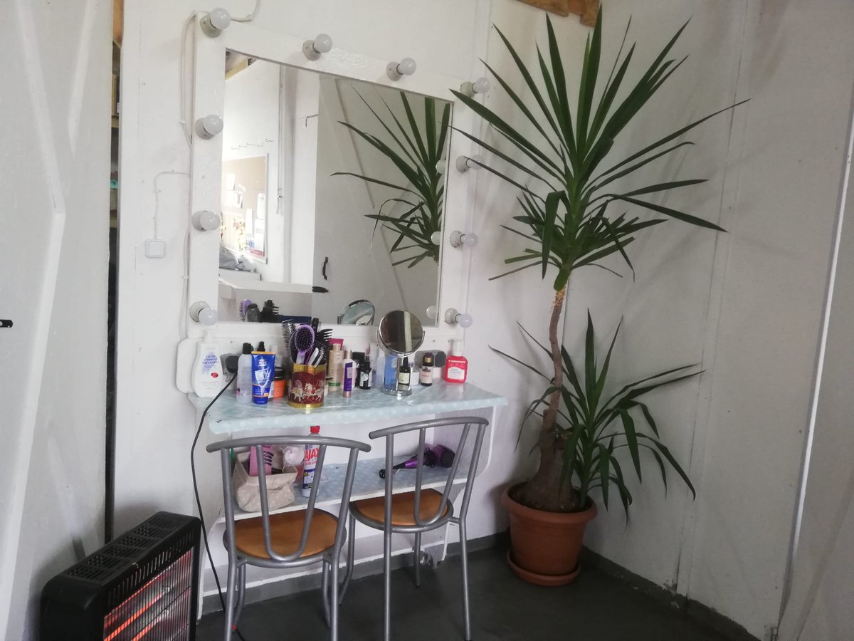 MeltingPotEU's tweet photo. #lesvos Questa mattina abbiamo consegnato i kit igienici per donne alla ong inglese Becky's Bathhouse, uno spazio dove le donne possono lavare vestiti, fare una doccia calda e staccare dalla realtà degradante di Moria.
#lesvoscalling #safepassage #opentheisland #stopeuturkeydeal https://t.co/elyJL8ch8O
