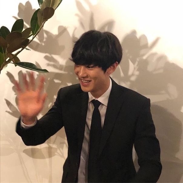 3rachacheat's tweet photo. #chanhun!au, где Лорд О Сэхун возвращается в Корею для светского мероприятия. а Чанёль это музыкант в ресторане, который ловит краш на молчаливого незнакомца, который, по слухам, уже помолвен. https://t.co/NcbxyEgnDk