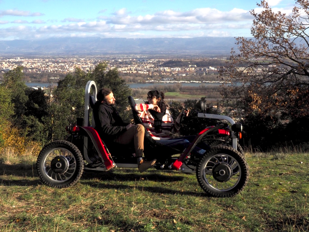 OfficialSwincar's tweet photo. Viens nous allons faire un tour à travers champs 😎 #ADifferentFeel #TandemElectrique #swincarespider #swincaractualités #nature #résolution2020 #vacances2020 #madeinfrance #inventionfrançaise #innovationfrançaise #BiplaceElectrique #zéroémission #respecterlenvironnement https://t.co/sWB0hx9WEw