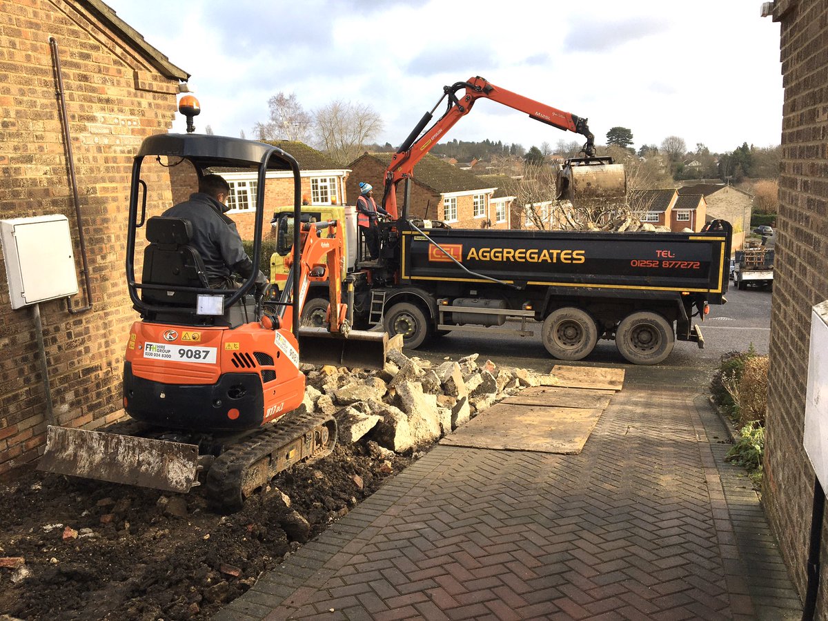 #teamwork make the #dream #work 👍🏻 #teambuds &amp; <a href="/CSLtransport/">CSLGroup</a> #theclaw making it look #easy 💪🏻 #grabbing #landscaping #gardening #driveways #hardworkpaysoff #getthejobdone