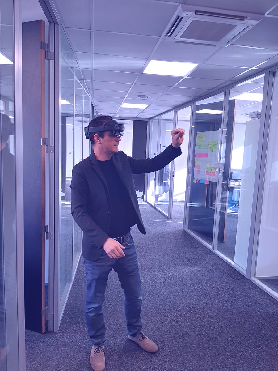 Kaizen_Sln's tweet photo. La #Hololens2 vit ses premiers essais. @JouveBruno @gomez_jeremie et @philippetoureille testent la construction #3D en #AugmentedReality. https://t.co/rfkGZc5gFr