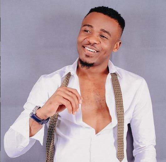 Msanii wa Bongo Fleva ALIKIBA tangu aanze kumiliki gari yake ya kwanza 

Hajawai kuuza gari hata moja badala yake amekuwa akigawa kwa ndugu zake pale inapobidi 

Kwasasa ana miliki gari kadhaa za kifahari mojawapo ikiwa ni BMW X5

#SanukanaChapo