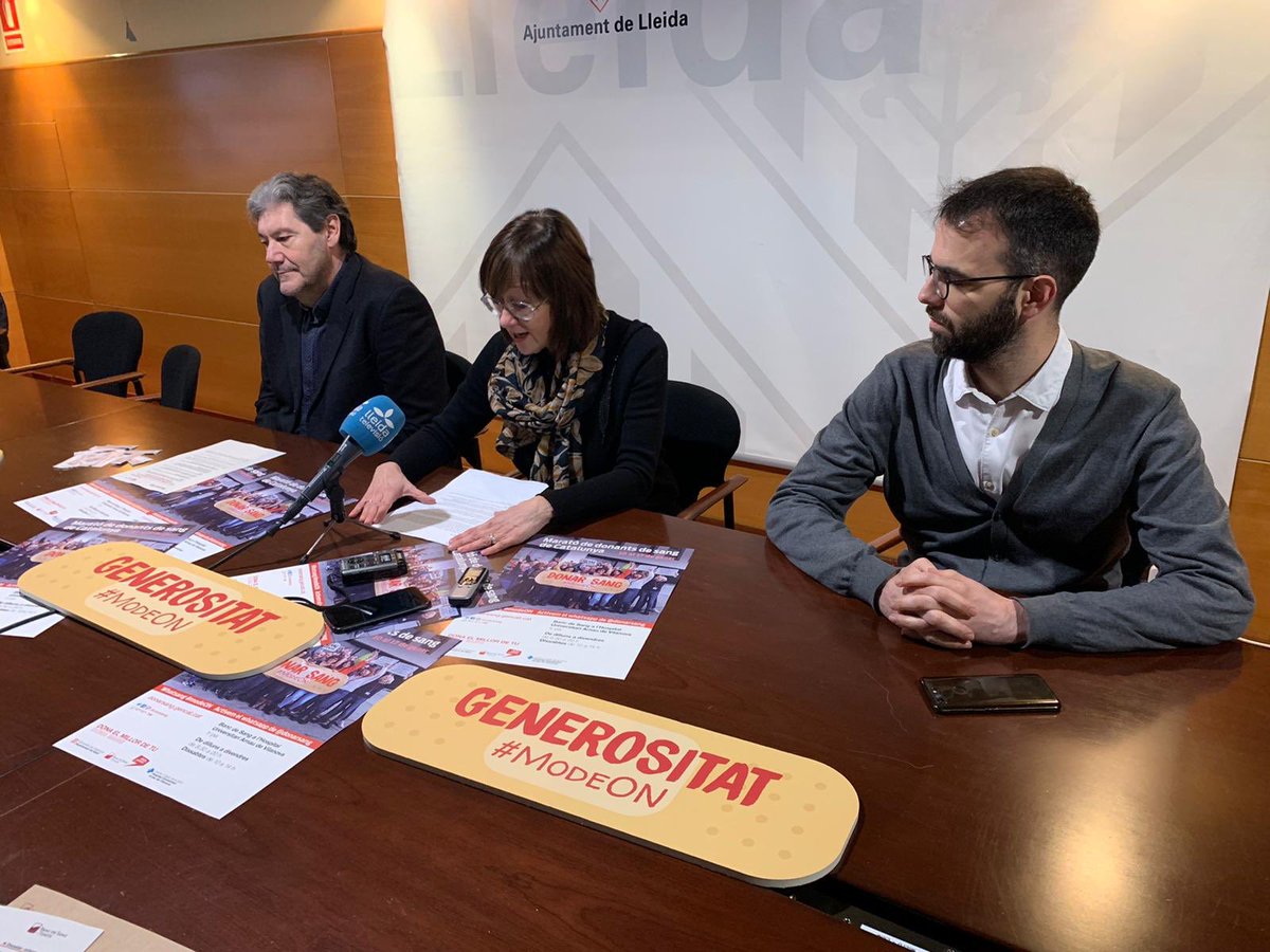 donarsang's tweet photo. #Lleida La regidora @montrosilda ens ajuda a posar el #DonarsangMODEON per a la #MaratoDonantsCAT ! https://t.co/cqAWPfE3WW https://t.co/3Dv8Ax6uBT