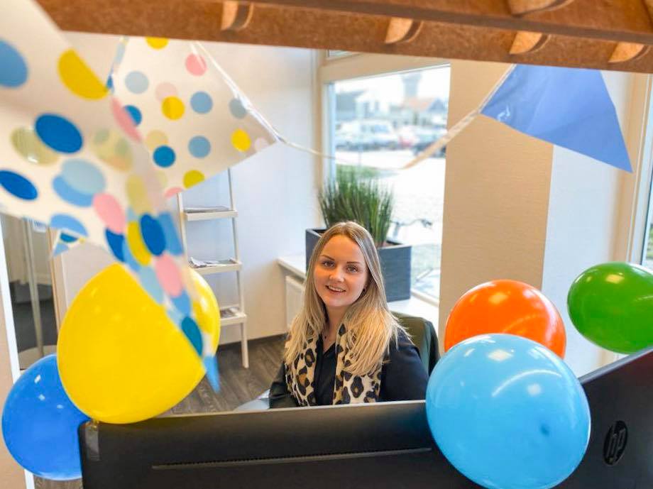 Jobz_on's tweet photo. 🎉| Hoera! Afgelopen zaterdag is Manon 22 jaar geworden! Vandaag vieren we dat op kantoor met taart, vlaggetjes &amp; gezelligheid🍰

#jijzoekt #wijvinden #hiephiephoera https://t.co/xOzUJOpK9W