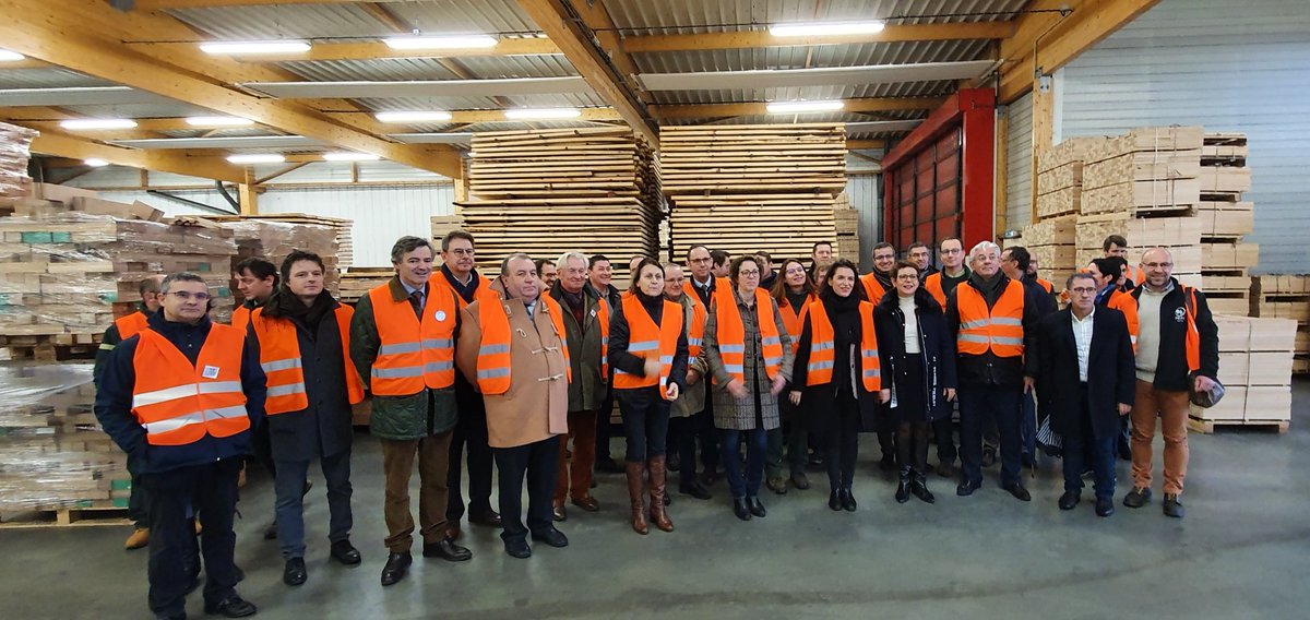 Visier1's tweet photo. Journée filière #foret #bois pour la présidente @paysdelaloire avec le bureau et les professionnels du bois -  visite de Bema de la scierie Bourdaud de la forêt du #Gâvre et de la chaufferie bois de #Blain https://t.co/OoIFsRoJJ1